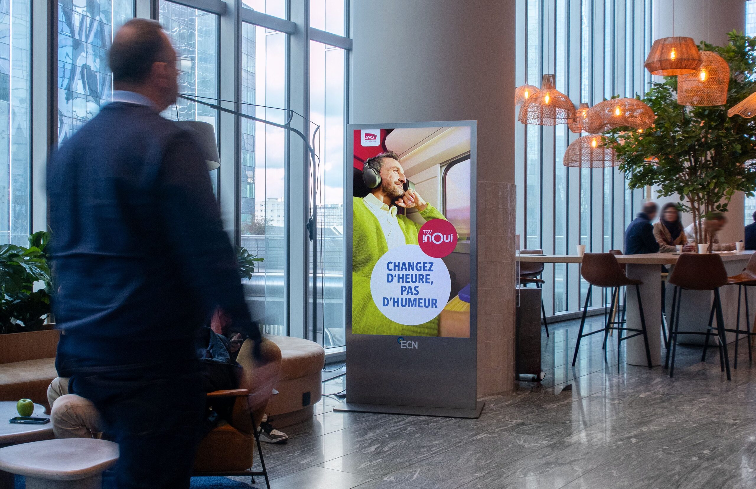 SNCF TGV InOui · campagne ECN dans un espace lounge d'immeuble de bureaux parisien