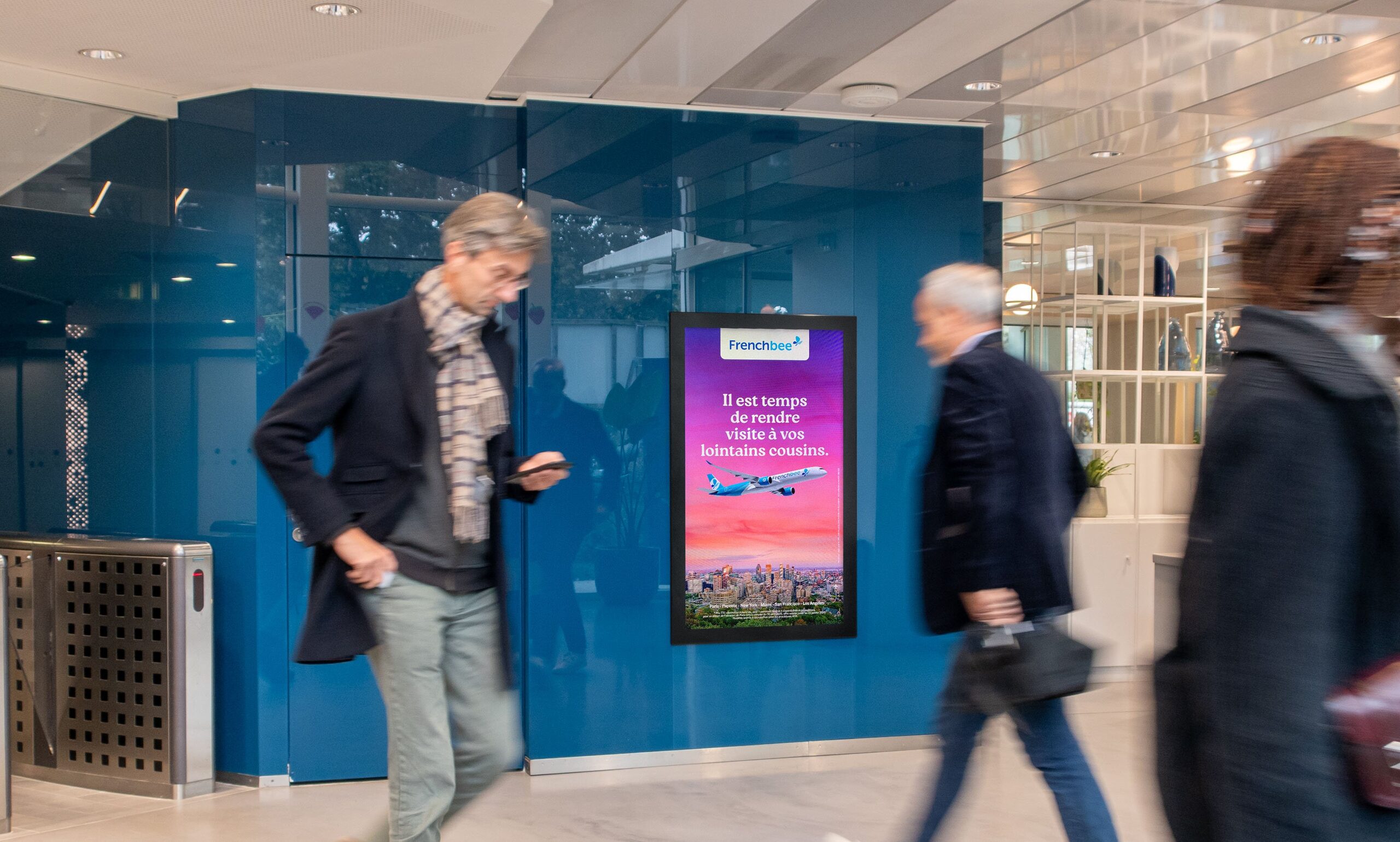 French Bee · campagne ECN à l'accueil d'un immeuble de bureaux parisien