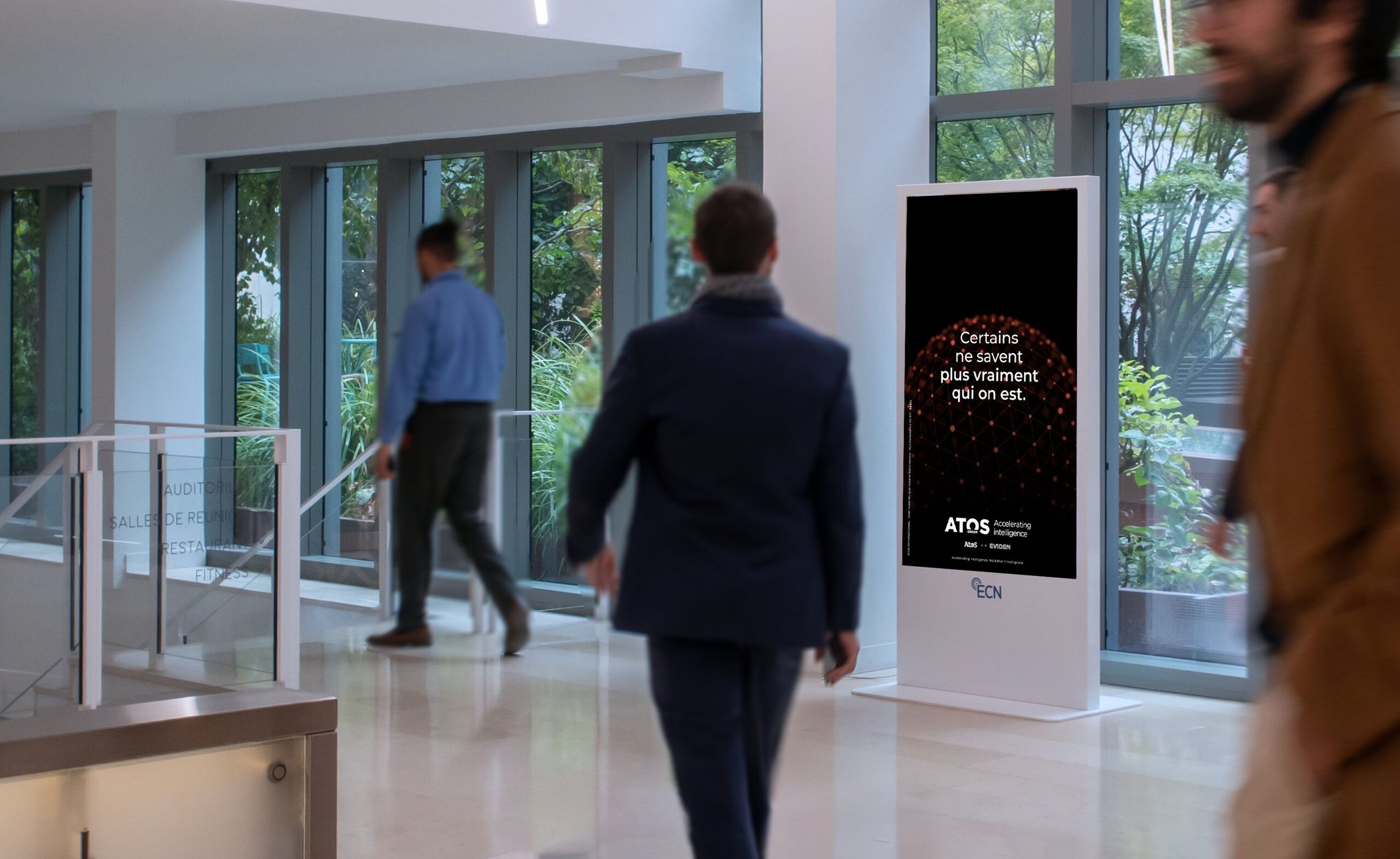 Atos · campagne ECN sur écran DOOH dans un immeuble de bureaux premium