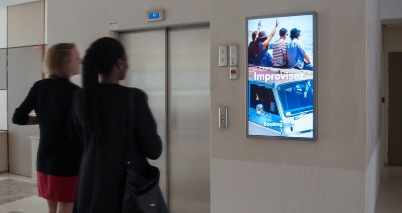 BOOKING.COM ACTIVE LA FONCTION DRIVE TO CLICK DU RESEAU DOOH ECN